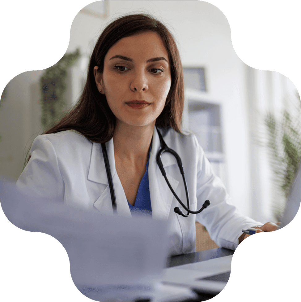 Médecin libérale préparant la création de sa SELARL